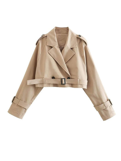 Beiger kurzer Trenchcoat Damenmode, zweireihig, Gürtel, stilvoller Herbstmantel.