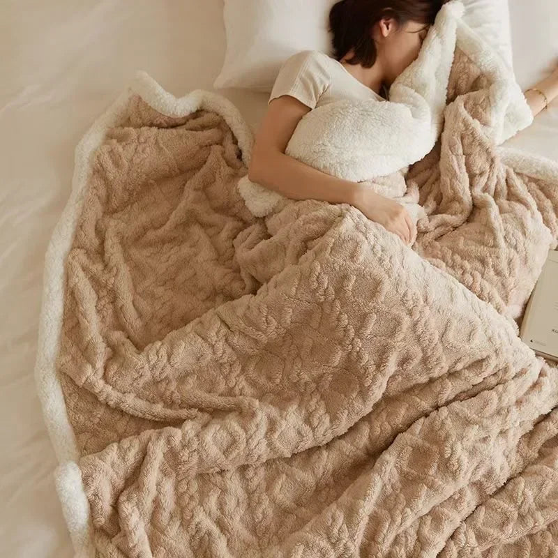 Frau schläft mit beiger Kuscheldecke aus Fleece auf Bett, gemütlich, warm, Schlafzimmer.