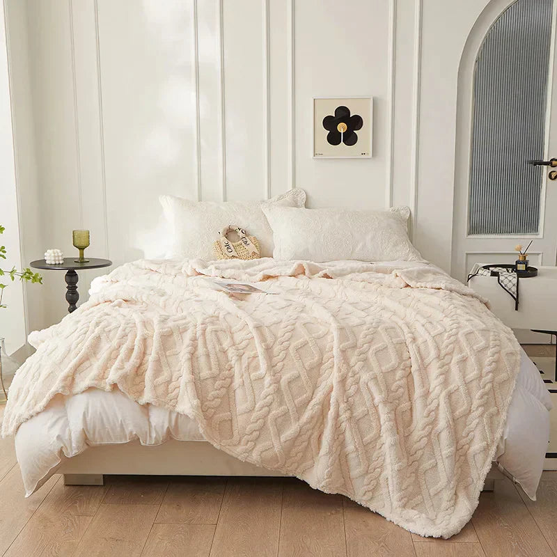 Beige Kuscheldecke auf Bett, Schlafzimmer, gemütlich, modern, Dekoration, Textil, Inneneinrichtung.