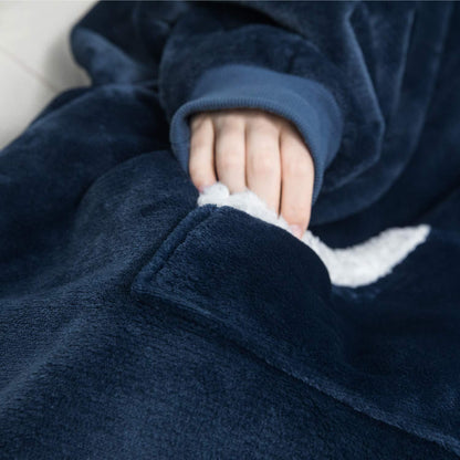 Hand in blauer Fleece-Decke mit Tasche, weiches Material, gemütlich, warm, ideal für kalte Tage.