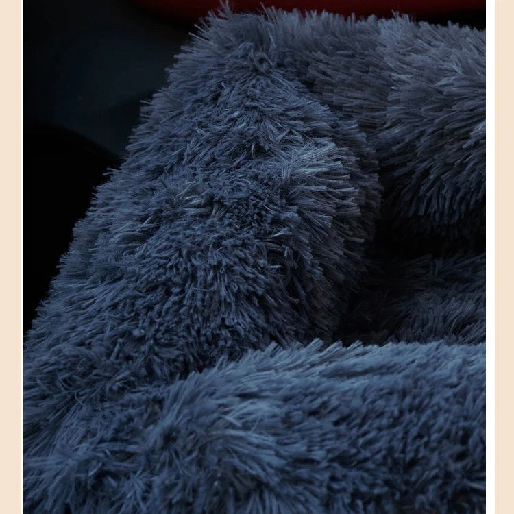 Graues, flauschiges Hundebett aus Kunstfell, gemütlich und weich, ideal für Haustiere.