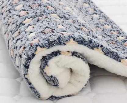 Gestrickte Decke blau-weiß, weiches Fleece, gemütlich, warm, Schlafzimmer, Wohnaccessoire.