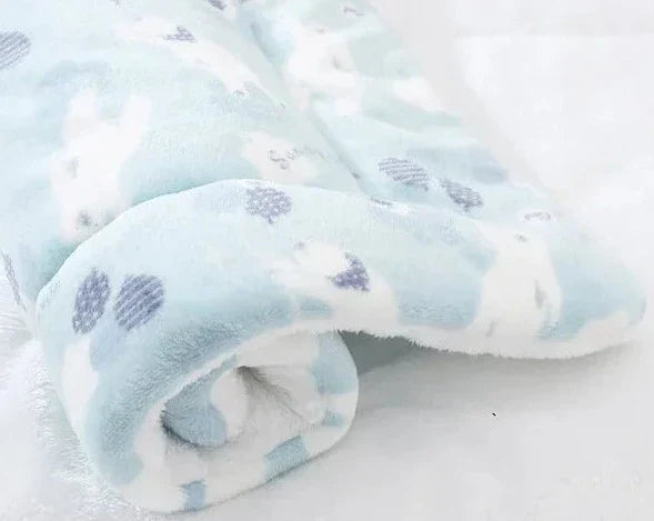 Weiche Babydecke aus Fleece, blau-weiß mit Tiermotiven, kuschelig und warm.