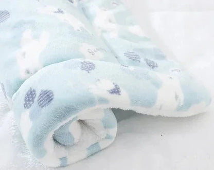 Weiche Babydecke aus Fleece, blau-weiß mit Tiermotiven, kuschelig und warm.