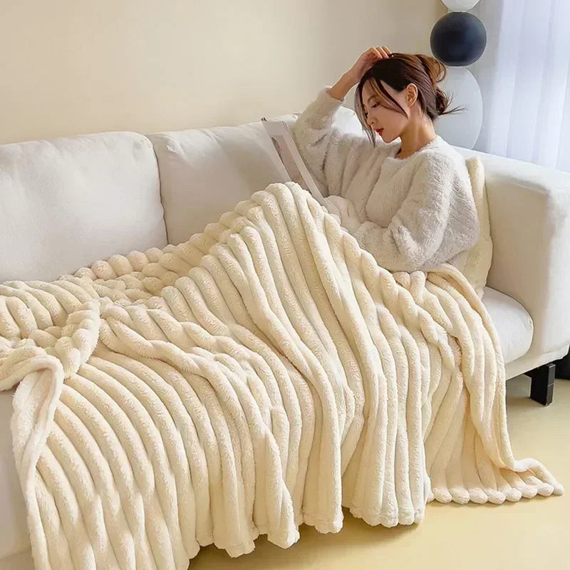 Flauschige cremefarbene Decke auf Sofa, gemütlich, warm, Wohnzimmer, Kuscheldecke, Entspannung.