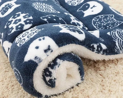 Blaue Fleece-Decke mit Eulenmuster, weich, warm, ideal für Sofa oder Bett.