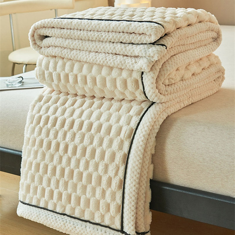 Weiche cremefarbene Flanell-Fleece-Decke, warm, gemütlich, für Herbst und Winter geeignet.