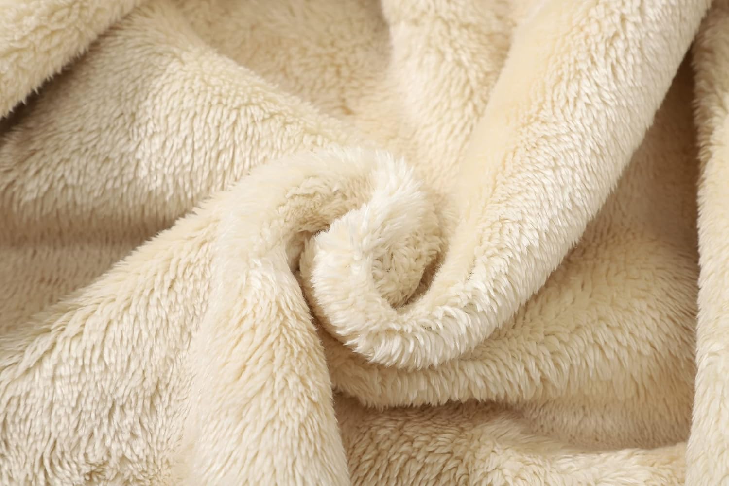 Beige Kuscheldecke aus Fleece, weich und flauschig, ideal für Sofa oder Bett.