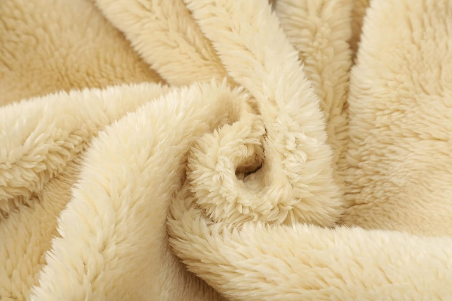 Beige Kunstfellstoff, weich, flauschig, ideal für Decken und Kissen, Nahaufnahme.