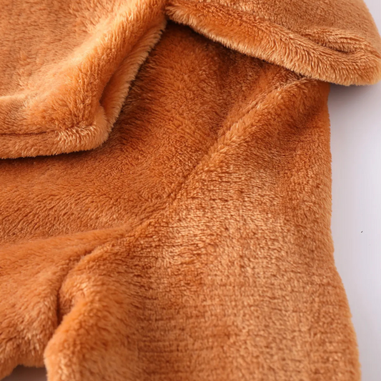 Brauner Plüschstoff, weiche Textur, ideal für Bekleidung oder Heimtextilien.