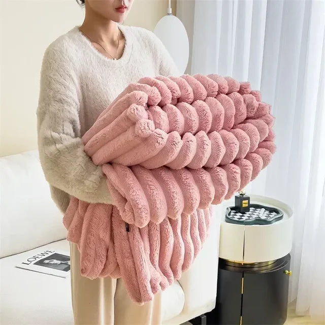 Flauschige rosa Decke aus Kunstfell, ideal für Herbst und Winter, gemütlich und warm.