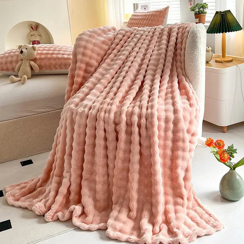 Rosa Plüschdecke auf Sofa im Wohnzimmer, gemütlich, weich, dekorativ, modernes Interieur.