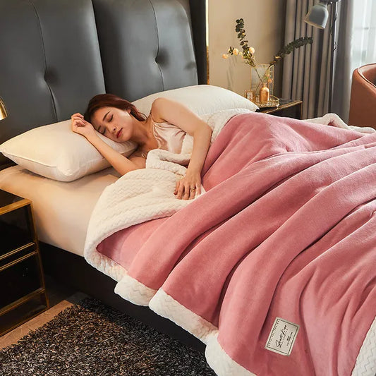 Frau schläft mit rosa Kuscheldecke im Bett, gemütliches Schlafzimmer, weiche Bettwäsche.