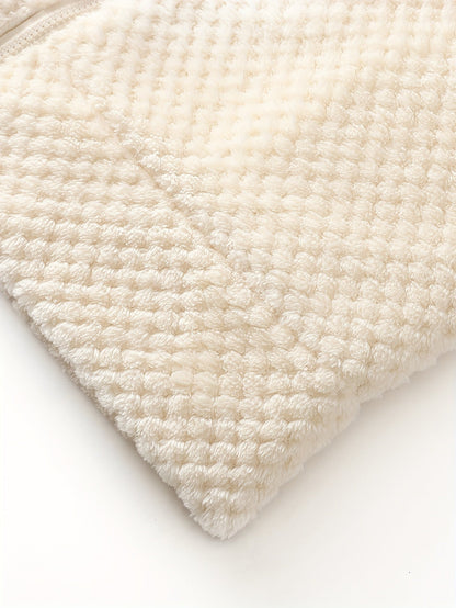 Cremefarbene, flauschige Decke aus weichem Fleece, Nahaufnahme, gemütlich, Heimtextilien.