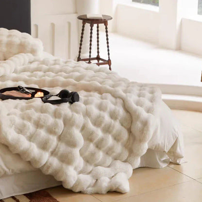 Weiße Kunstpelzdecke auf Bett, luxuriös, weich, Schlafzimmerdekoration, gemütlich, modern.