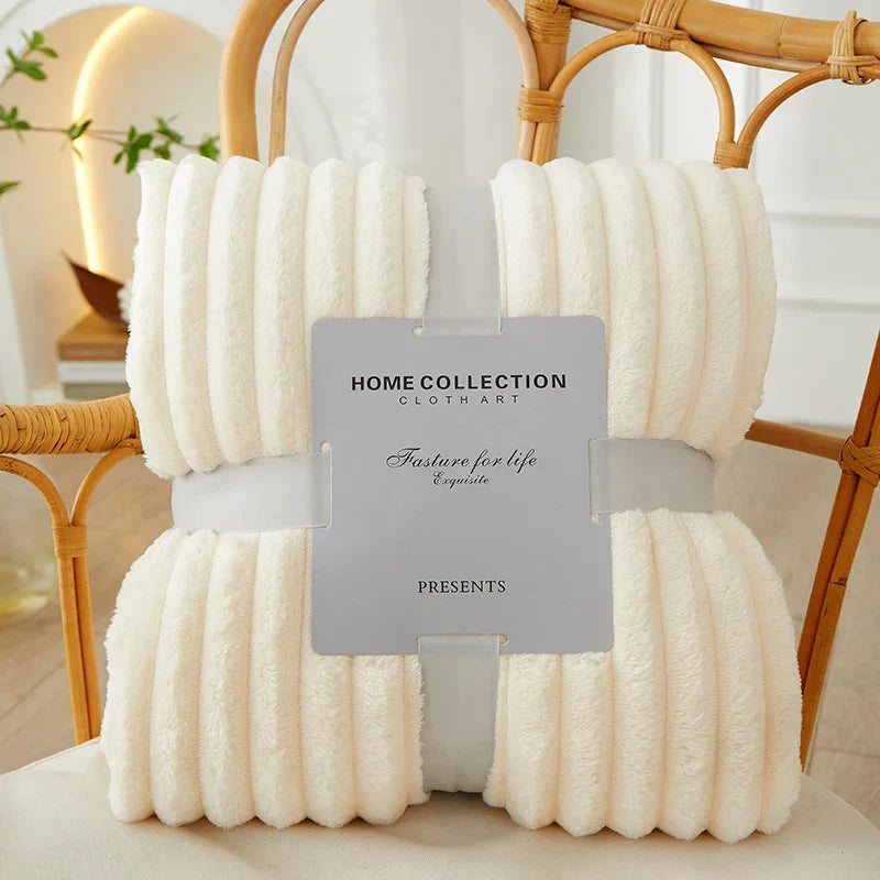 Weißer, flauschiger Fleece-Decke, geripptes Design, Home Collection, auf Stuhl drapiert.