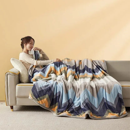 Frau auf Sofa mit bunter Zickzack-Decke, gemütlich, Wohnzimmer, moderne Einrichtung, Entspannung.