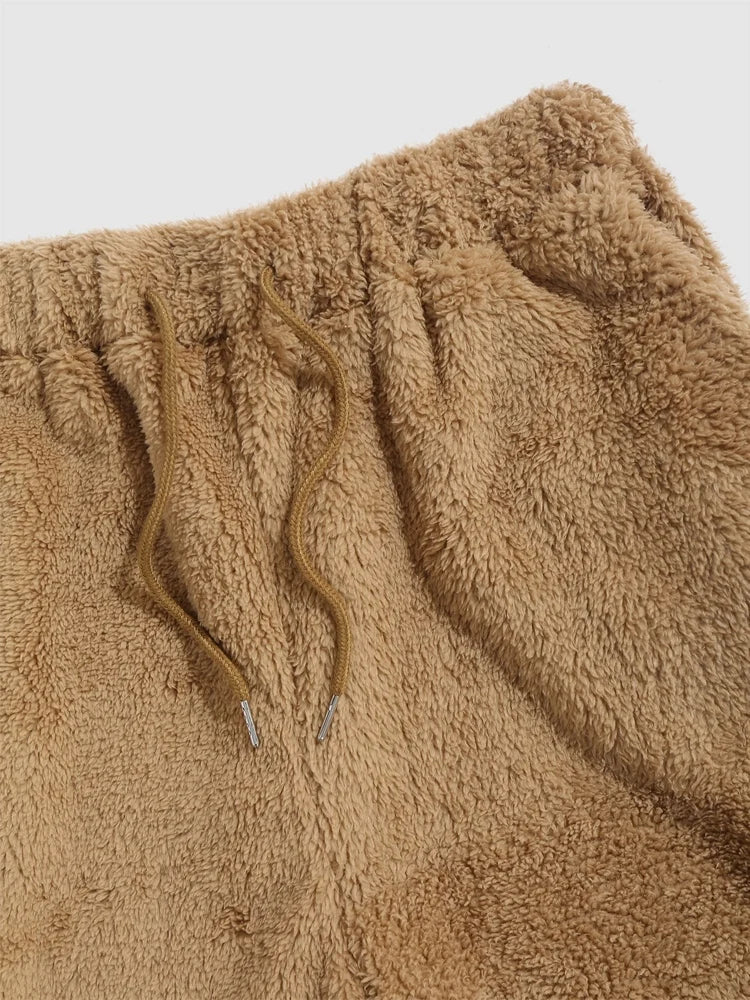Braune Fleece-Shorts mit Kordelzug, weiches Material, gemütliche Freizeitkleidung für Herren.