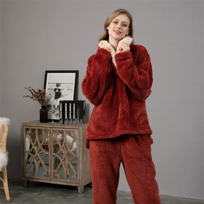 Frau in rotem Fleece-Pyjama-Set, gemütlich, warm, Wintermode, Innenraum, lächelnd.