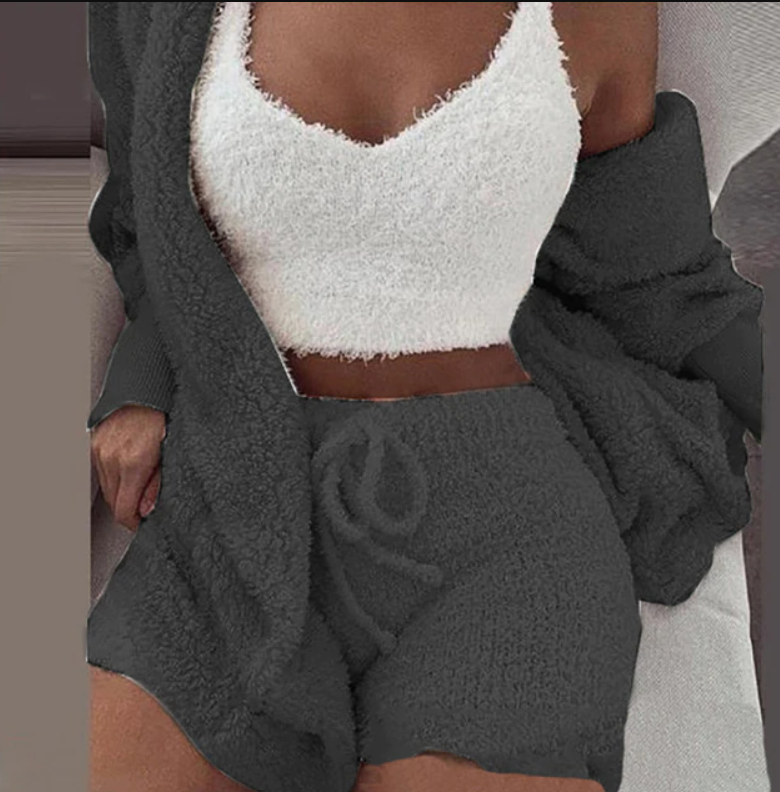 Frau in flauschigem, grauem Lounge-Set mit weißem Top, gemütliche Damenmode.