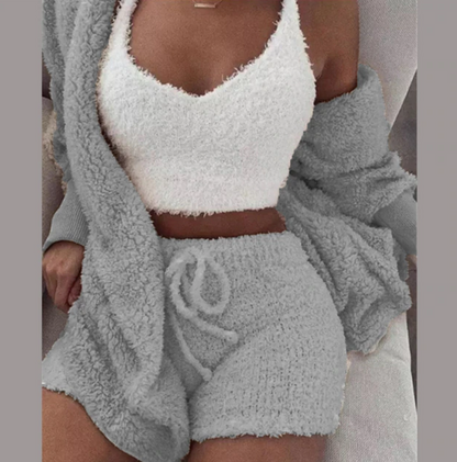 Frau in grauem Fleece-Set, bestehend aus Shorts, Top und Cardigan, gemütliche Loungewear.