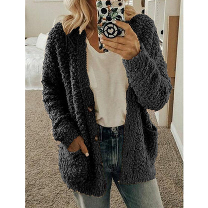 Frau in grauem Strick-Cardigan, weißem T-Shirt, Jeans, Selfie im Spiegel, gemütliche Mode.