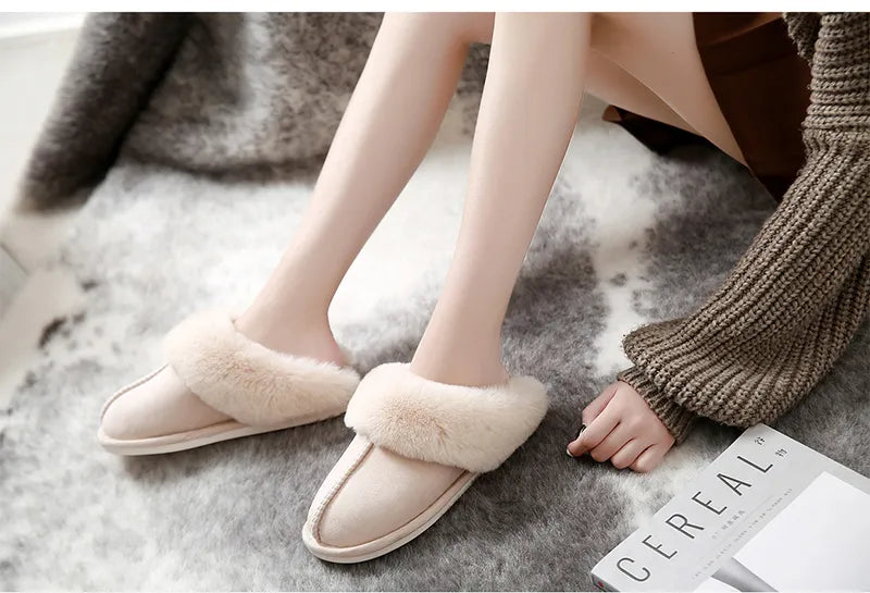 Damen Hausschuhe beige, Kunstfell, gemütlich, warm, rutschfest, Wintermode, auf Teppich.