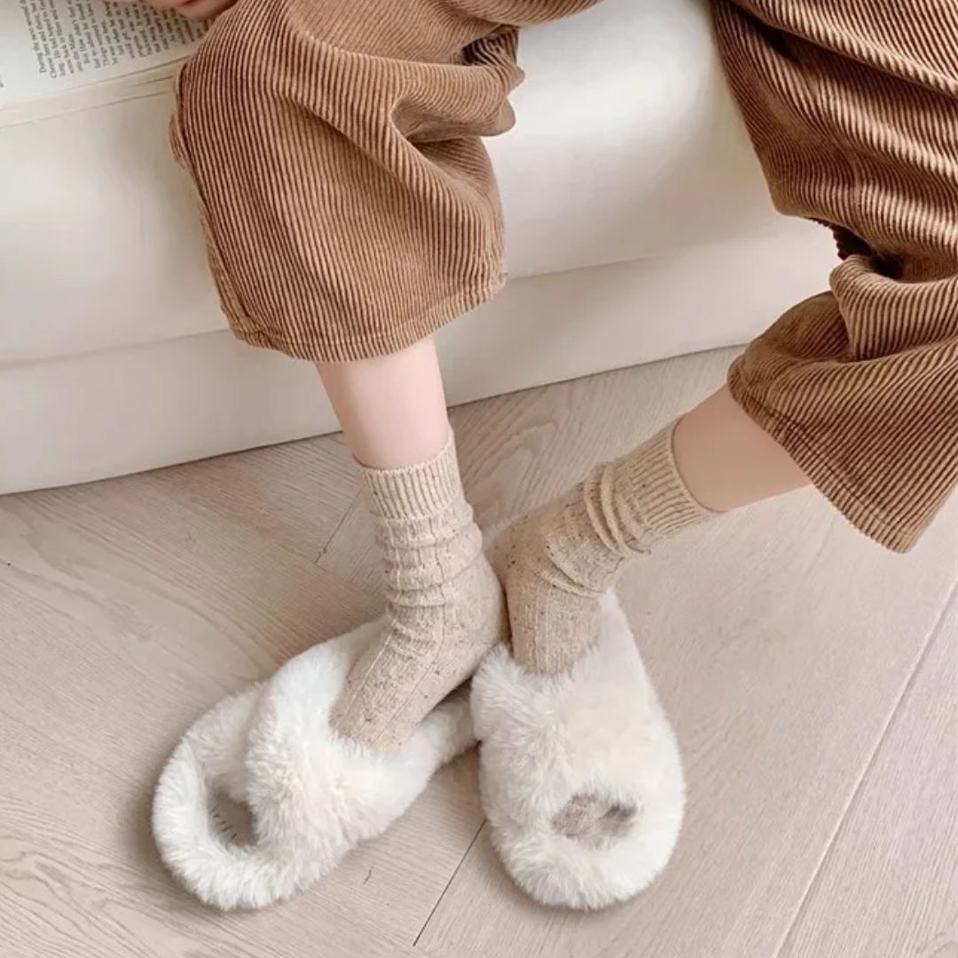 Flauschige weiße Hausschuhe aus Kunstfell, gemütlich, warm, ideal für den Winter, Damenmode.