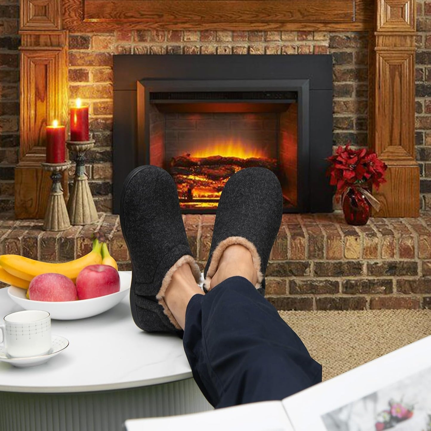 Dunkelgraue Hausschuhe aus Wolle, gemütlich am Kamin, ideal für Winterabende.