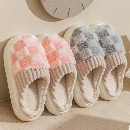 Flauschige karierte Hausschuhe, rosa und grau, Baumwolle, warme Winter-Slipper für Damen und Herren.