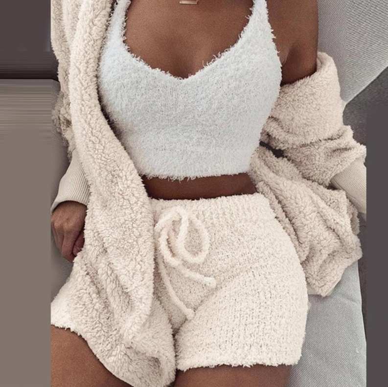 Flauschiger Damen-Loungewear-Set, cremefarben, bestehend aus Top, Shorts und Cardigan.