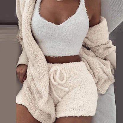 Flauschiger Damen-Loungewear-Set, cremefarben, bestehend aus Top, Shorts und Cardigan.