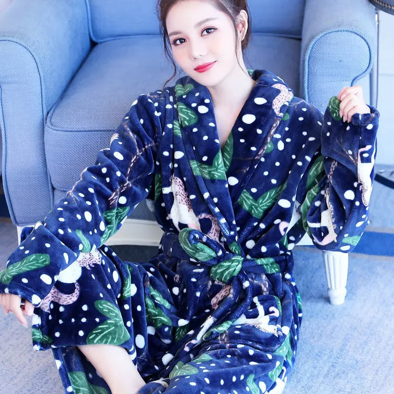 Frau in blauem, gepunktetem Bademantel mit Leopardenmuster auf blauem Sofa.