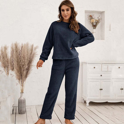 Frau in dunkelblauem Fleece-Pyjama-Set, gemütlich, modern, Wohnzimmer, Herbstmode.