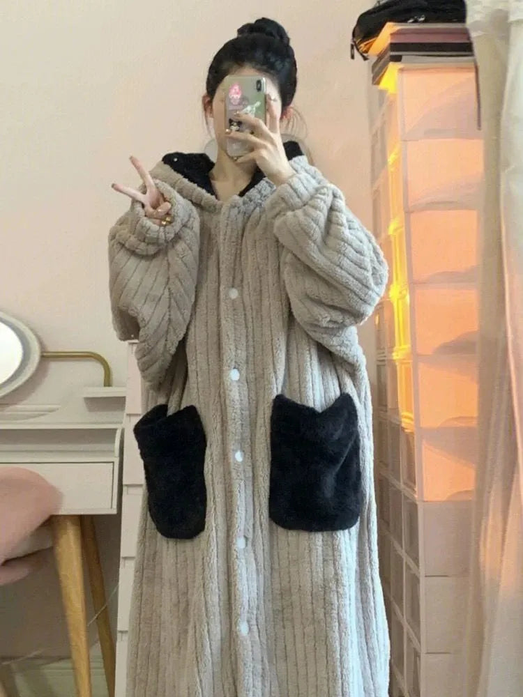 Flauschiger grauer Bademantel mit schwarzen Taschen, Damenmode, gemütlich, Winterkleidung.