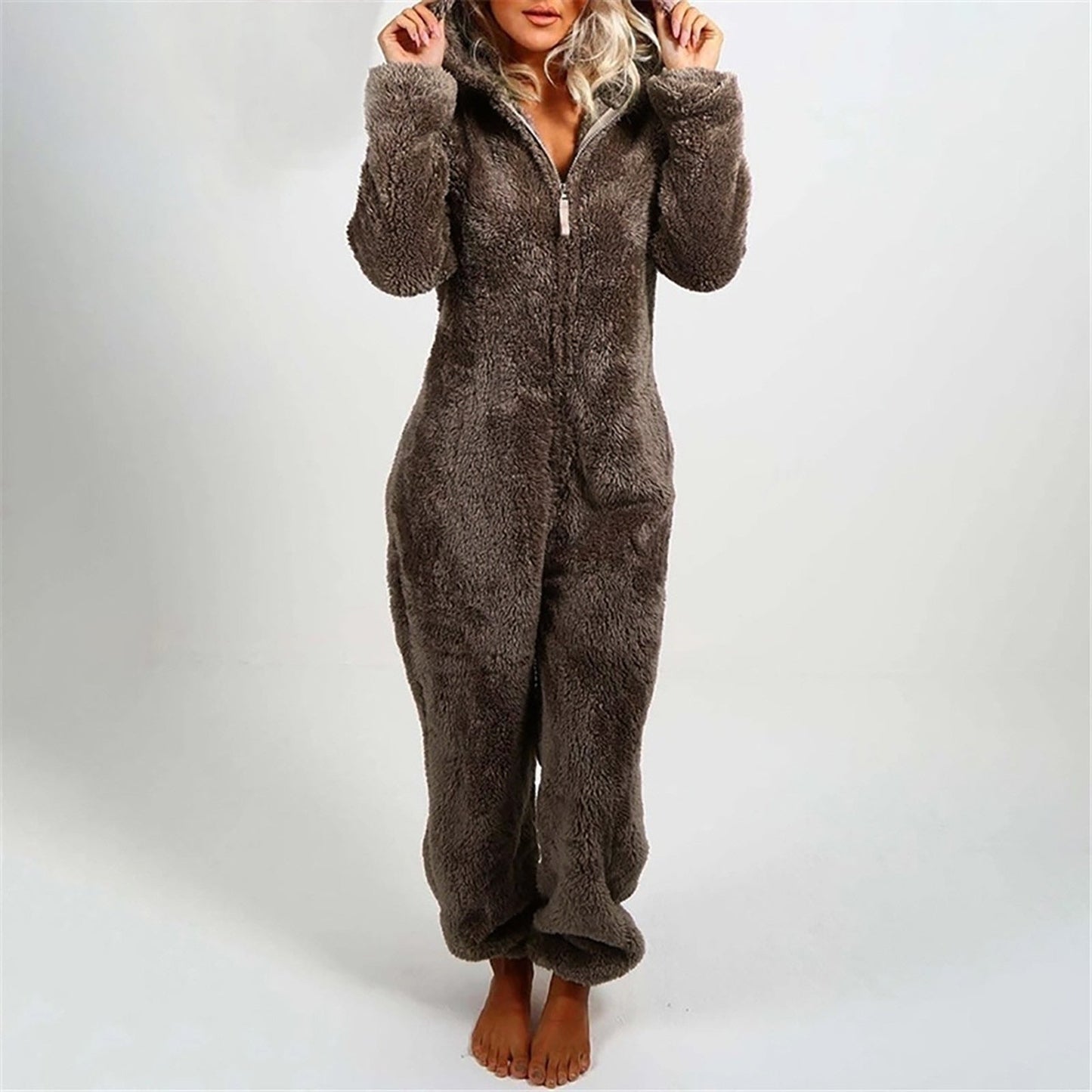 Flauschiger brauner Damen-Einteiler, Reißverschluss, gemütlicher Jumpsuit, Wintermode.