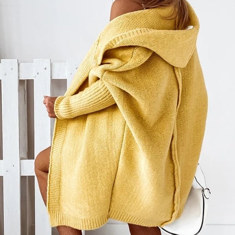 Gelber Strick-Cardigan mit Kapuze, Damenmode, gemütlich, Herbstkleidung, weiches Material.
