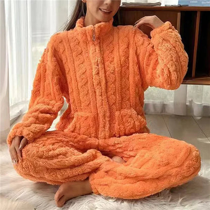 Flauschiger orangefarbener Damen-Pyjama, Reißverschluss, gemütlich, Winter, Wohnzimmer.