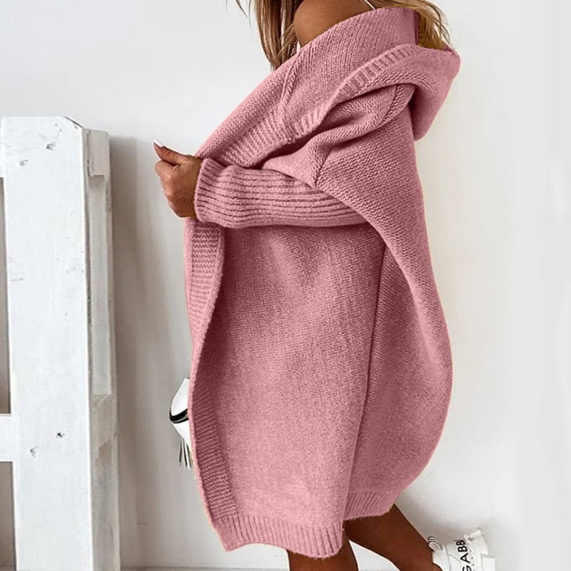 Frau trägt rosa Strick-Cardigan mit Kapuze, gemütlich, modisch, Herbstkleidung, Damenmode.