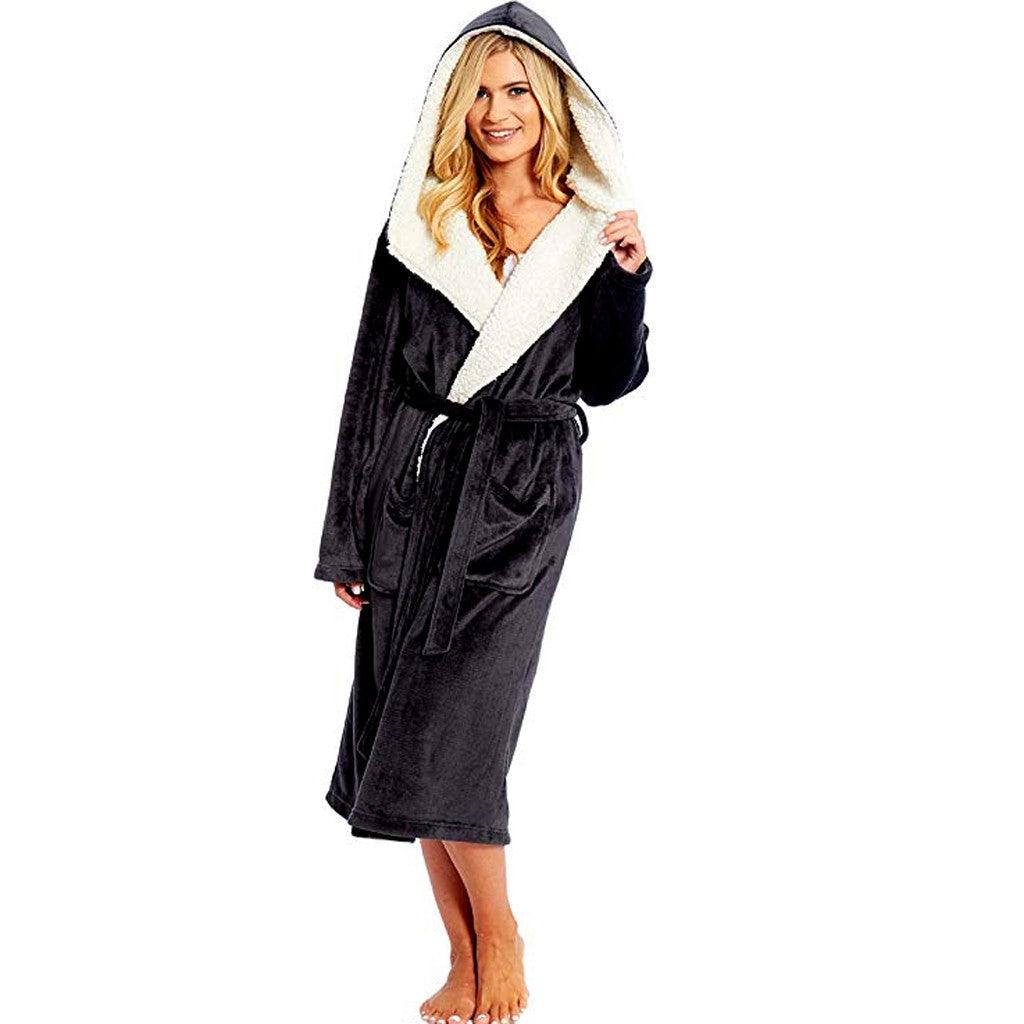 Frau in schwarzem Fleece-Bademantel mit Kapuze und Gürtel, gemütlich, modisch, warm.