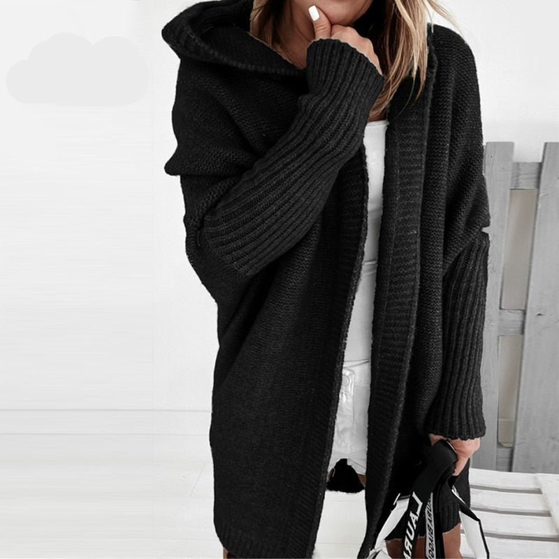 Schwarzer Strick-Cardigan mit Kapuze, Damenmode, gemütlich, lässig, Herbst-Winter-Outfit.
