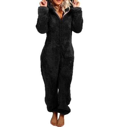 Frau in schwarzem Fleece-Overall, gemütlicher Einteiler, Kapuze, Reißverschluss, Wintermode.