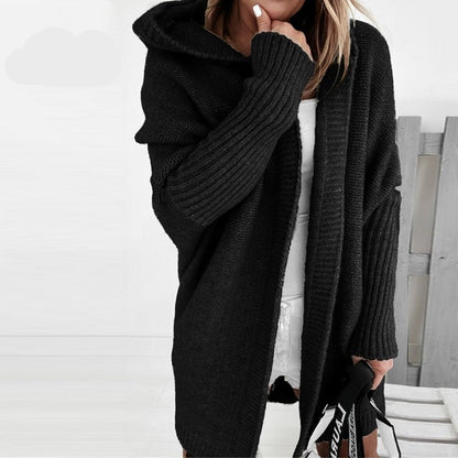 Frau trägt schwarzen Strick-Cardigan mit Kapuze, gemütlich, modisch, Herbstmode, Damenbekleidung.