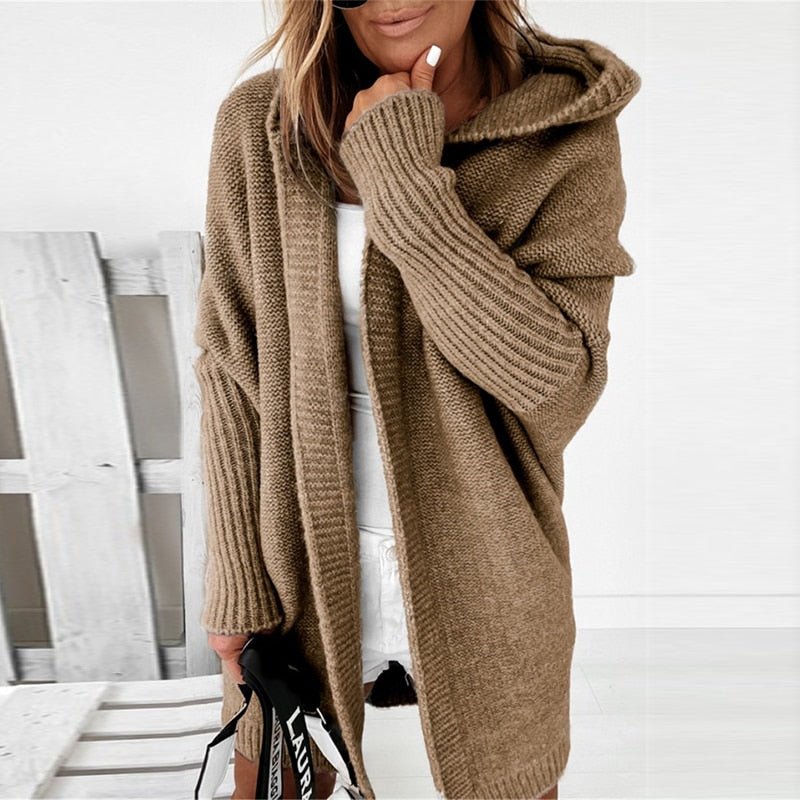 Frau trägt braunen Strick-Cardigan mit Kapuze, gemütlich, modisch, Herbstkleidung, Damenmode.
