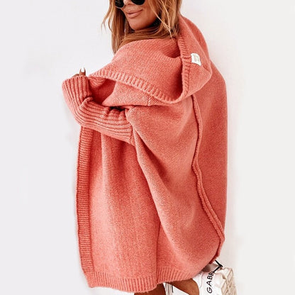Frau in rosa Strickcardigan mit Kapuze, gemütlich, modisch, Herbstmode, Damenbekleidung.