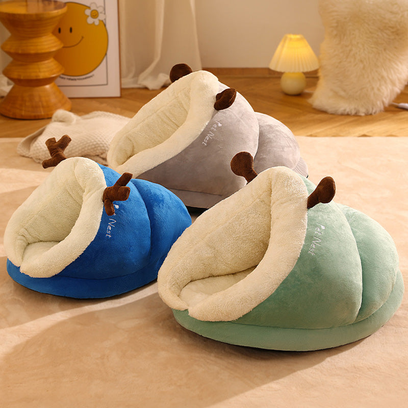 Weiches, gemütliches Hundebett in Blau, Grau und Grün, ideal für Haustiere im Winter.