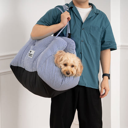 Hund in gestreiftem Haustierträger, blau-weiß, modisch, bequem, tragbar, für Reisen.