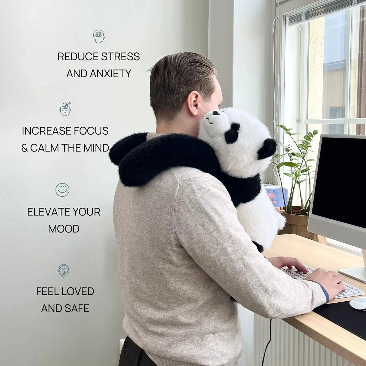 Man står vid ett skrivbord och skriver på tangentbordet med en pandakramleksak lindad över axlarna, med text om stresslindring. 2