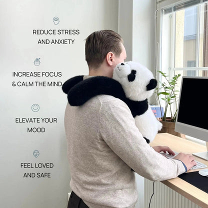 Man står vid ett skrivbord och skriver på tangentbordet med en pandakramleksak lindad över axlarna, med text om stresslindring. 2