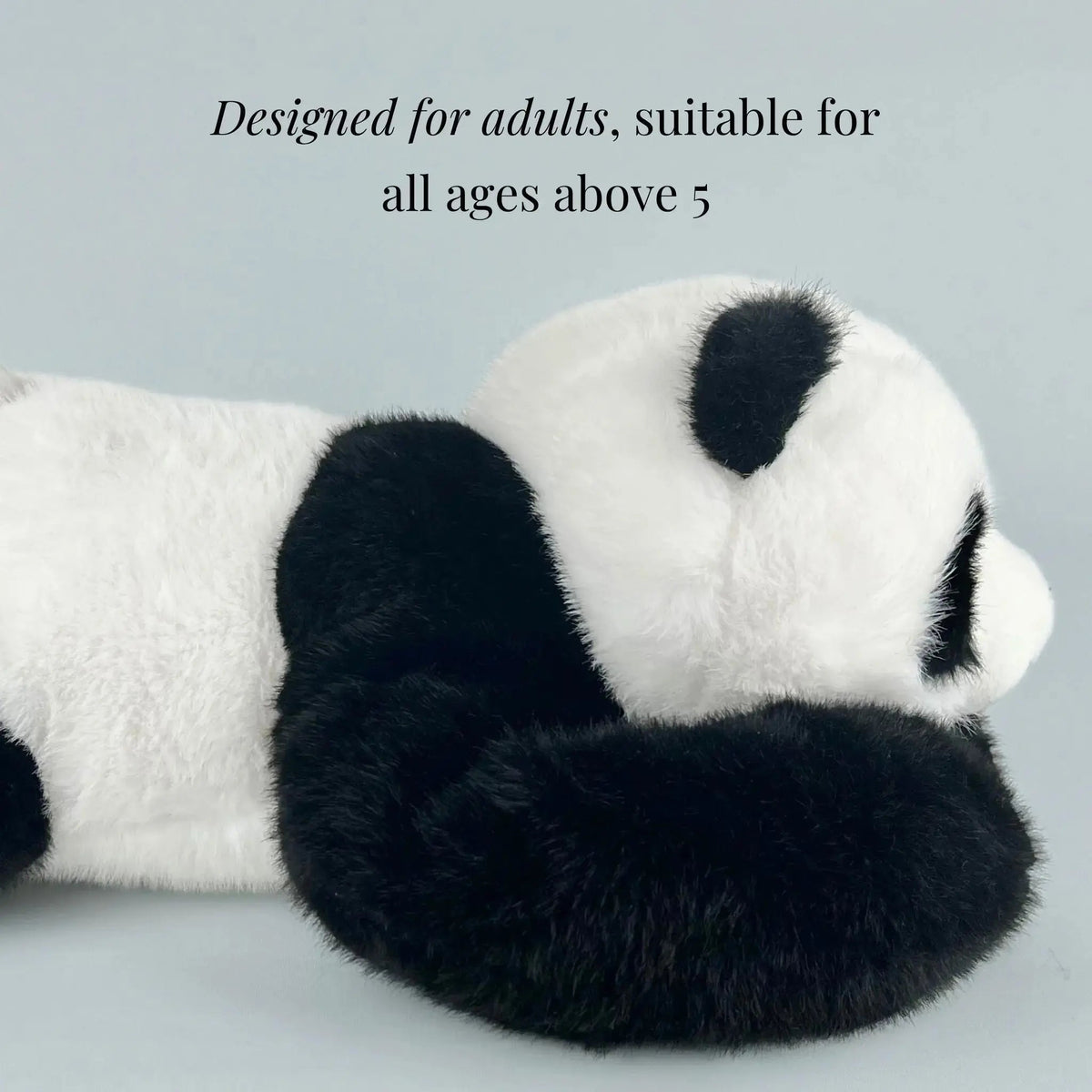 Pandan från sidan, liggande med de långa svarta armarna framför huvudet, med text om att den passar vuxna. 6
